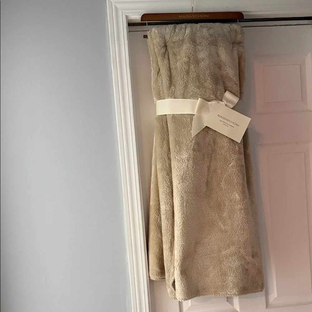 Magaschoni decorative throw - Picture 1 of 3